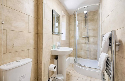 Townhill House | 4br-11guests-patio-familyfriendly-citycentre-beach