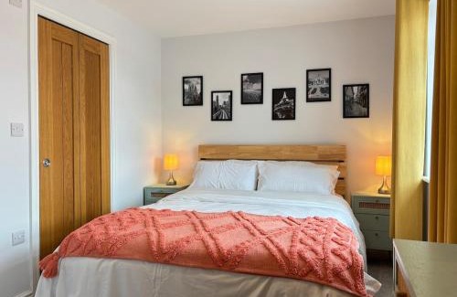 Horsham House | 4BR - 3BA - Fast Wi-Fi - Free Parking - Garden - EV Point