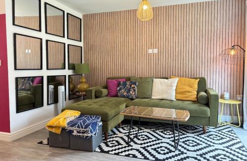 Horsham House | 4BR - 3BA - Fast Wi-Fi - Free Parking - Garden - EV Point