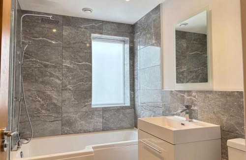 Horsham House | 4BR - 3BA - Fast Wi-Fi - Free Parking - Garden - EV Point