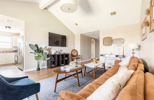 La Marque House | 4BR Near Galveston, Kemah NASA, Recently Rehabbed