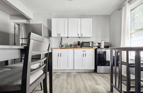 Downtown Niagara Falls House | 4BR Niagara Falls Home Free Parking + WiFi