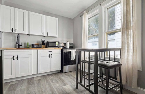 Downtown Niagara Falls House | 4BR Niagara Falls Home Free Parking + WiFi