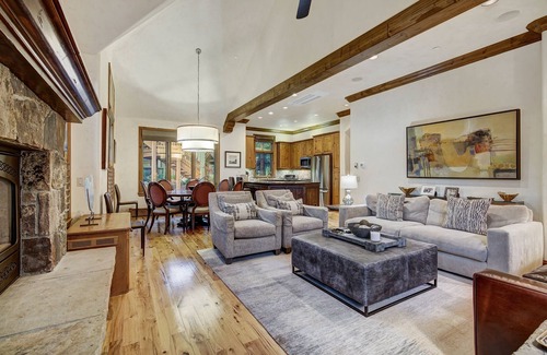 Edwards House | 4BR Plus Den Platinum Townhome, Walk to lift by RedAwning