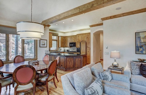 Edwards House | 4BR Plus Den Platinum Townhome, Walk to lift by RedAwning