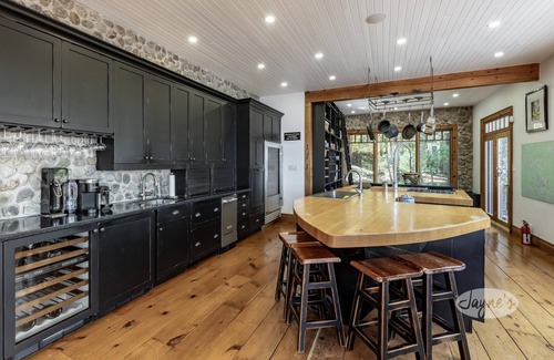 Bracebridge Cottage | 5 bdrm + 1 open in BH, 5 bath cottage! Lake Muskoka, Sunsets! Privacy! Sauna!