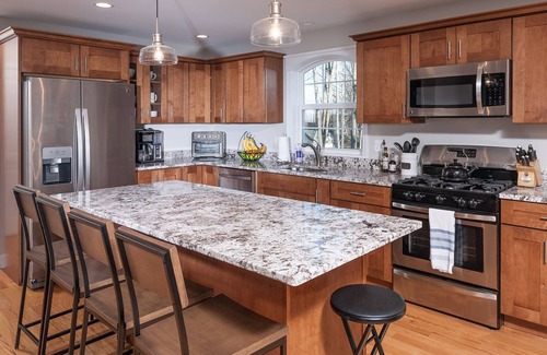 York Beach House | 5 bed 3 bath, Dog Friendly, ~5 minute walk to Long Sands beach bathhouse