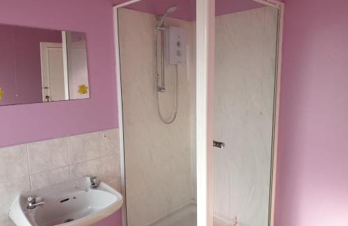 Stoke-on-Trent House | 5 Bed House - Sleeps 6 - Wifi - Parking