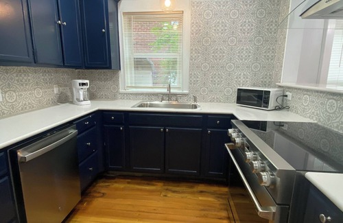 Mineral Wells House | 5 bedroom, 3 bath, game room, large outdoor. Sleeps 15. Walk to downtown