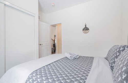 Leslieville Villa | 5 Bedroom, Free Parking, China Town, Toronto University, Downtown Core