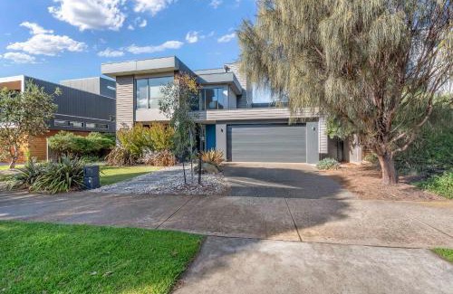 Torquay House | 5 Bedroom House - Sleeps 11 - Golf Course Views - Free Parking - Free WIFI