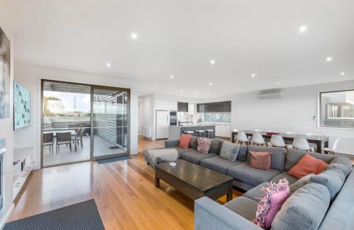 Torquay House | 5 Bedroom House - Sleeps 11 - Golf Course Views - Free Parking - Free WIFI