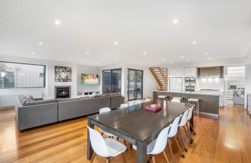 Torquay House | 5 Bedroom House - Sleeps 11 - Golf Course Views - Free Parking - Free WIFI