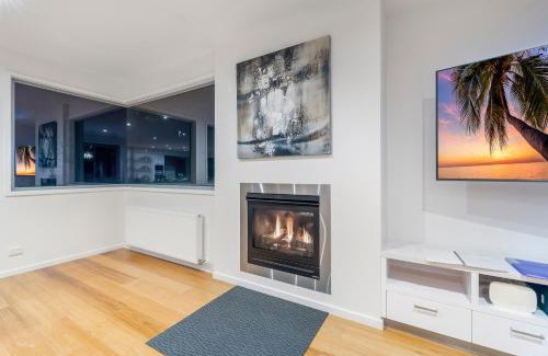 Torquay House | 5 Bedroom House - Sleeps 11 - Golf Course Views - Free Parking - Free WIFI