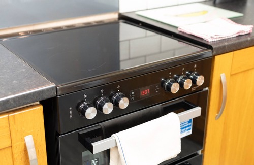 Uplands House | 5 Bedrooms 4 Double rooms Smart Tv's in all rooms