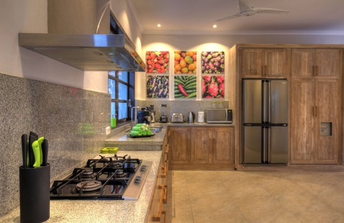 Dencarik Villa | 5 BR Luxurious Beachfront Villa - Large Swimming Pool & Staff - Lovina Beach