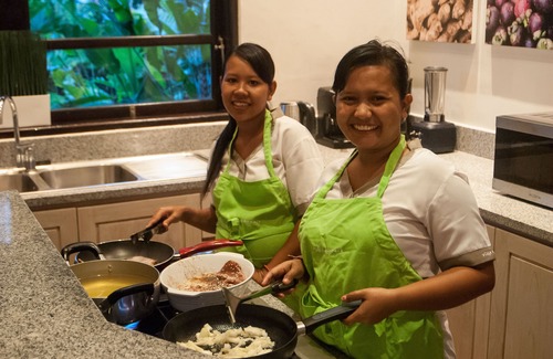 Dencarik Villa | 5 BR Luxurious Beachfront Villa - Large Swimming Pool & Staff - Lovina Beach