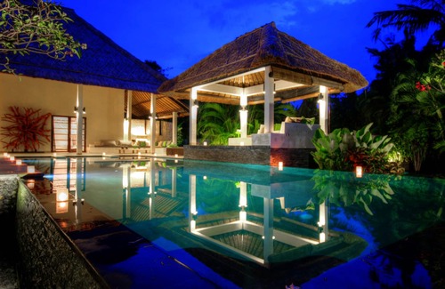 Dencarik Villa | 5 BR Luxurious Beachfront Villa - Large Swimming Pool & Staff - Lovina Beach