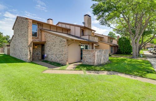 West Arlington House | 5 Mi to ATandT Stadium Townhome with Community Pools!