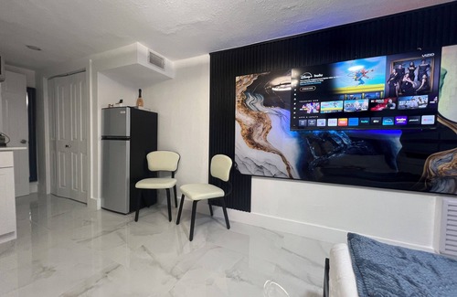 West Hollywood Apartment | 5 min. From The Guitar Charming 1-bedroom apartment with AC, WiFi in Hollywood