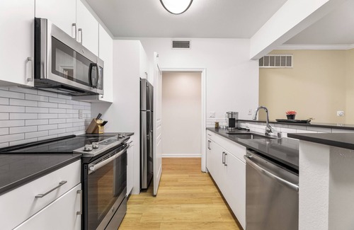 Valencia Apartment | 5 min to Six Flags Magic Mountain/Cozy 1BD Apartment/Community amenities