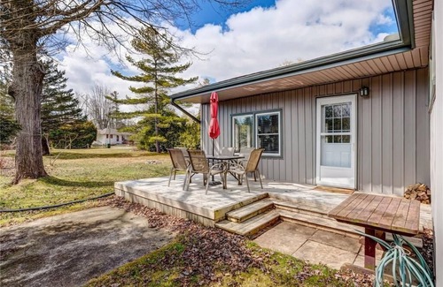 Turkey Point Cottage | 5 min to the beach! Sun filled cottage in Turkey Point