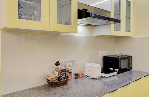 Chicalim Apartment | 5 mins to GOI airport! Family sized Apt with deck. Access to Pool, Sauna & more.