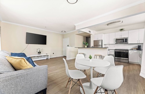 Valencia Apartment | 5 minutes from six flags , close to shopping center 2 beds 2 bath private