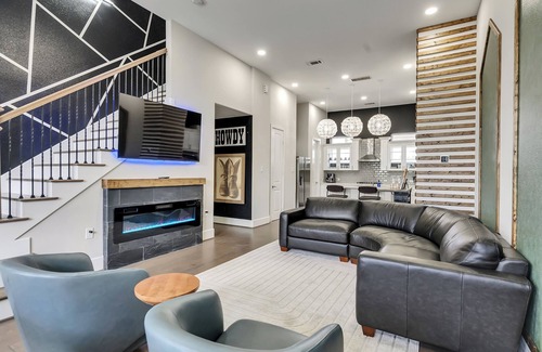 South Central Houston House | 5 minutes to Downtown with GARAGE Gated 1.9 miles from George R Brown!