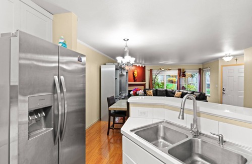 Lake Stevens Condo | 5 minutes to the restaurants , shopping center and Lake!