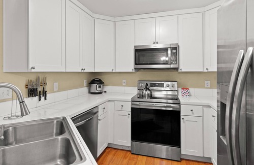 Lake Stevens Condo | 5 minutes to the restaurants , shopping center and Lake!