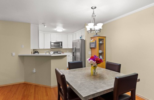 Lake Stevens Condo | 5 minutes to the restaurants , shopping center and Lake!