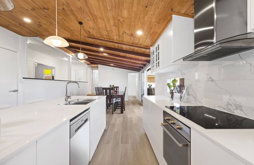 Summerland Point House | 5 minutes walk to the water! Family house with pool table, outdoor patio and BBQ