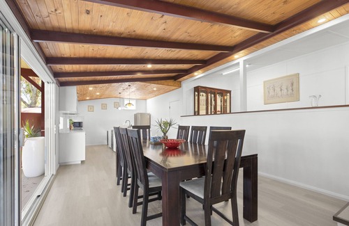 Summerland Point House | 5 minutes walk to the water! Family house with pool table, outdoor patio and BBQ