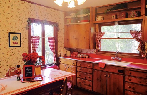 Idyllwild Cabin | 5 STAR *STRAWBERRY CORNER* CLASSIC CABIN ON CREEK, 1 MINUTE WALK TO VILLAGE!