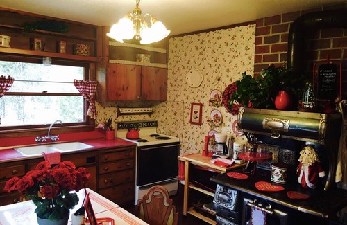 Idyllwild Cabin | 5 STAR *STRAWBERRY CORNER* CLASSIC CABIN ON CREEK, 1 MINUTE WALK TO VILLAGE!