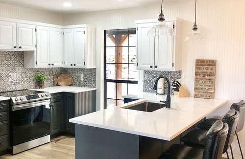 Lost Bridge Village House | 5 Star Views of Beaver Lake! Newly remodeled 4 Bdr, 2 master en-suite Huge Deck