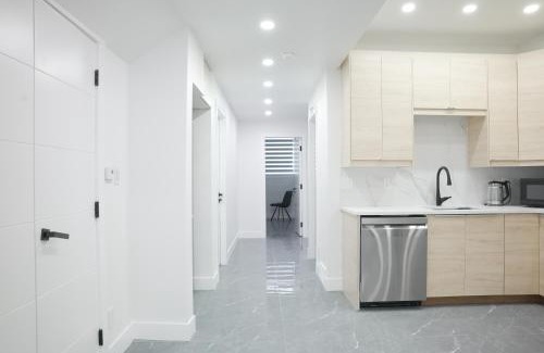 Montgomery Apartment | 5003R New Luxury Walkout Suite Near Calgary University