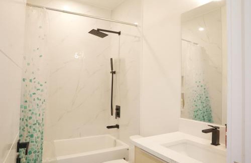 Montgomery Apartment | 5003R New Luxury Walkout Suite Near Calgary University