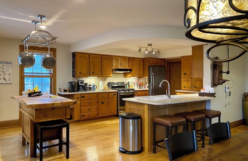 Port Rowan House | 50Acre Farm w/Games Barn & Projection Room.