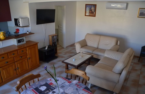 Villeneuve-les-Beziers Apartment | 55m² apartment in quiet residence with swimming pool.