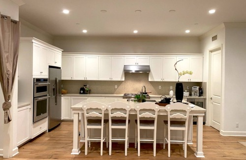 Northwood House | 5B5.5B Cozy Modern Home perfect for professional travelers