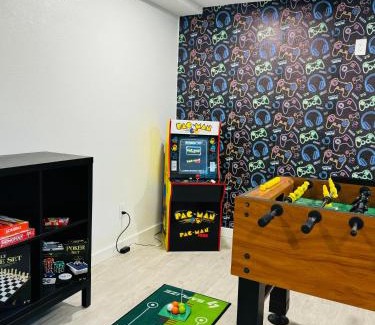 Thornton House | 5BD - Game Room - Backyard & BBQ - 20 Mins to DEN