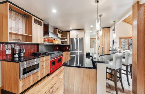 Warrior's Mark West House | 5BR Ski in Out Mountain Getaway with Hot Tub and Views