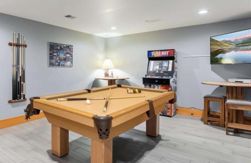 Warrior's Mark West House | 5BR Ski in Out Mountain Getaway with Hot Tub and Views