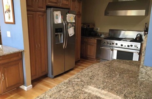 West Chicago House | 6 Bedrm/3 Bath Spring Retreat, Hot Tub, Fireplace