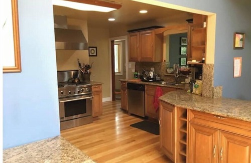 West Chicago House | 6 Bedrm/3 Bath Spring Retreat, Hot Tub, Fireplace