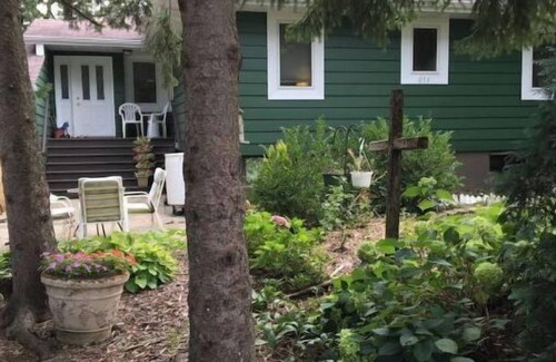 West Chicago House | 6 Bedrm/3 Bath Spring Retreat, Hot Tub, Fireplace