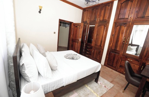 Arusha Cabin | 6-bedroom lodge in charming Arusha with AC, WiFi. Enjoy a cozy stay