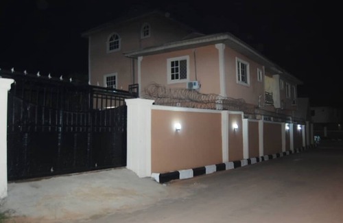Benin City House | 6 Bedroom Serviced Apartments In House in Benin